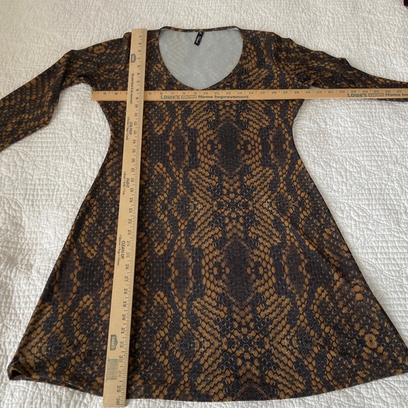V-Neck Long Sleeve Snake-Print Dress in Brown and Black, medium - Picture 4 of 8